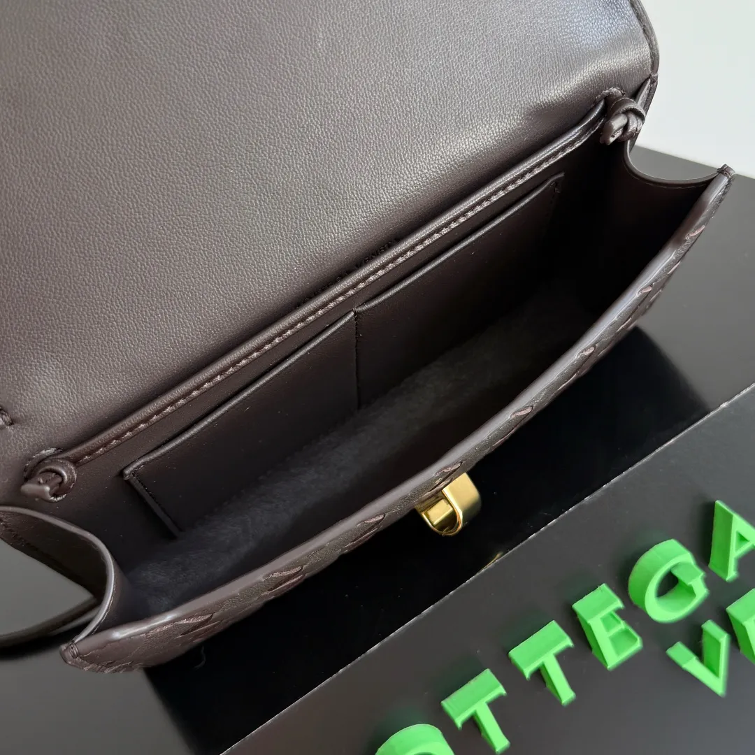 Batch 1560 Bottega Veneta 2025 early autumn series Andiamo handbag, a really good bag, mini crossbody bag, classic woven leather clutch, metallic button and rope closure, simple but not simple, elegant texture, elegant weaving attitude. Style number: 836940 Size: 19*12.6*2cm